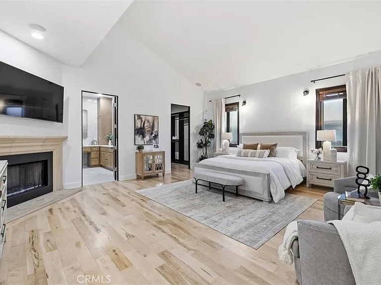 22953 Oxnard St — Photo 11