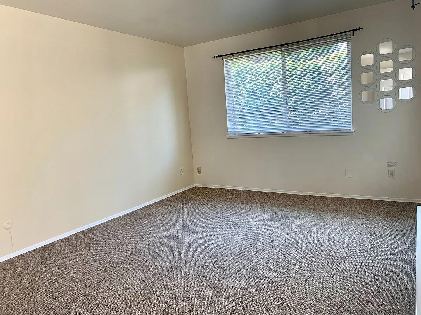 633 W Emerson Street — Photo 4