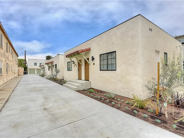 375 Termino Ave #C — Photo 12