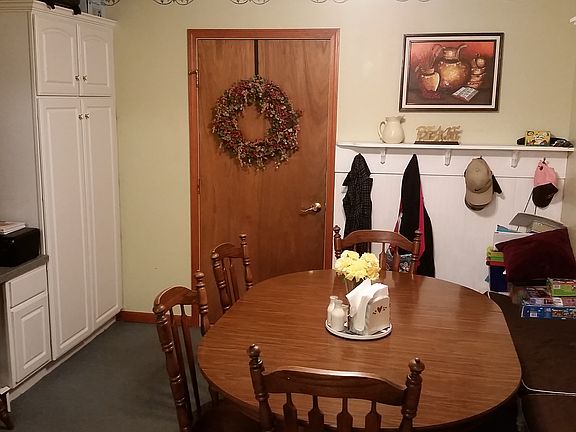 Eat in/pantry/built-in desk