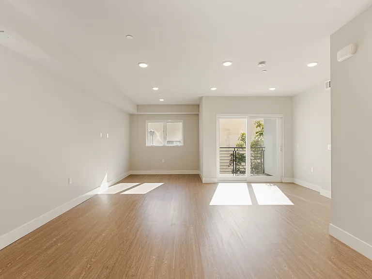 837 Harvard — Photo 40