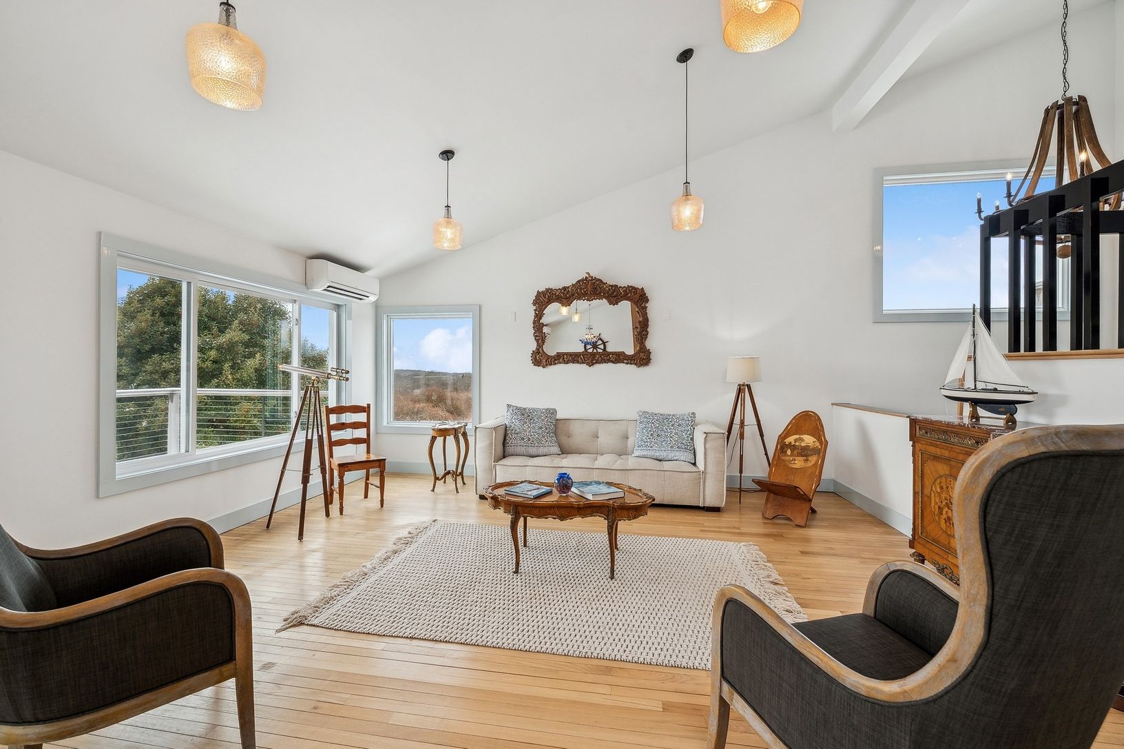  Upper living area