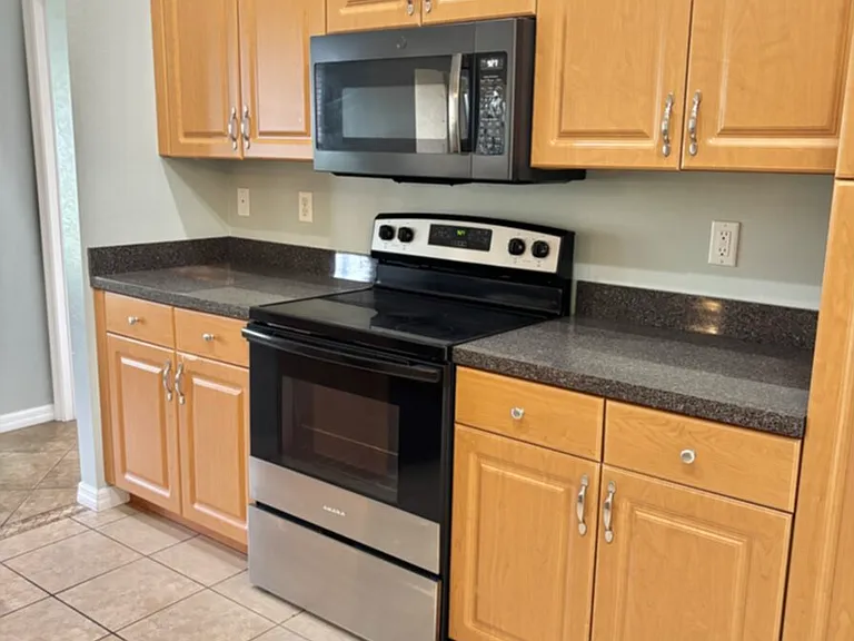 1405 Trafalgar Pkwy — Photo 13