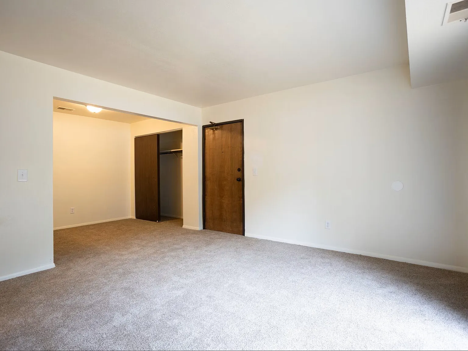 Leonard East Apartments Immediate Move In — Photo 3