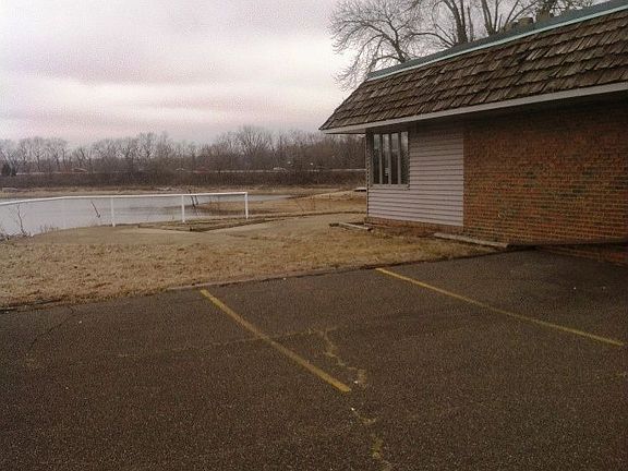 5th image of 901 Chateau Dr