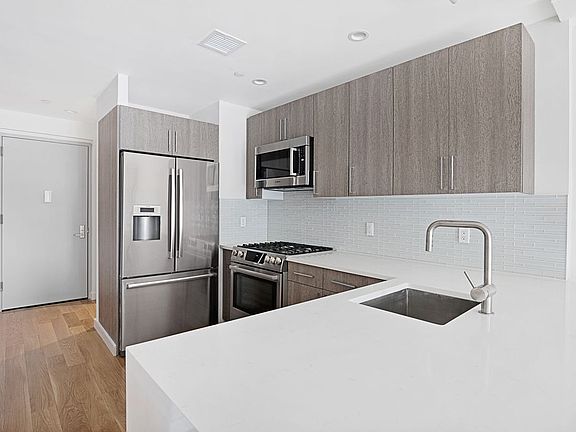 4th image of 2117 31st Ave APT 6F