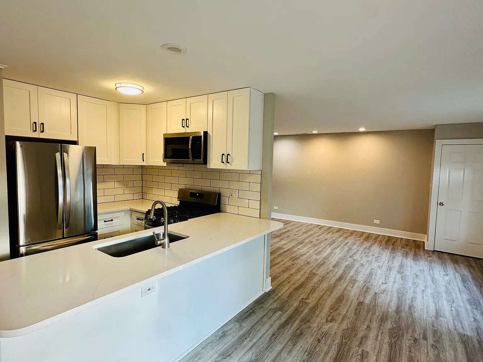 2 bed, 1000 sqft, $2,200 — Photo 2