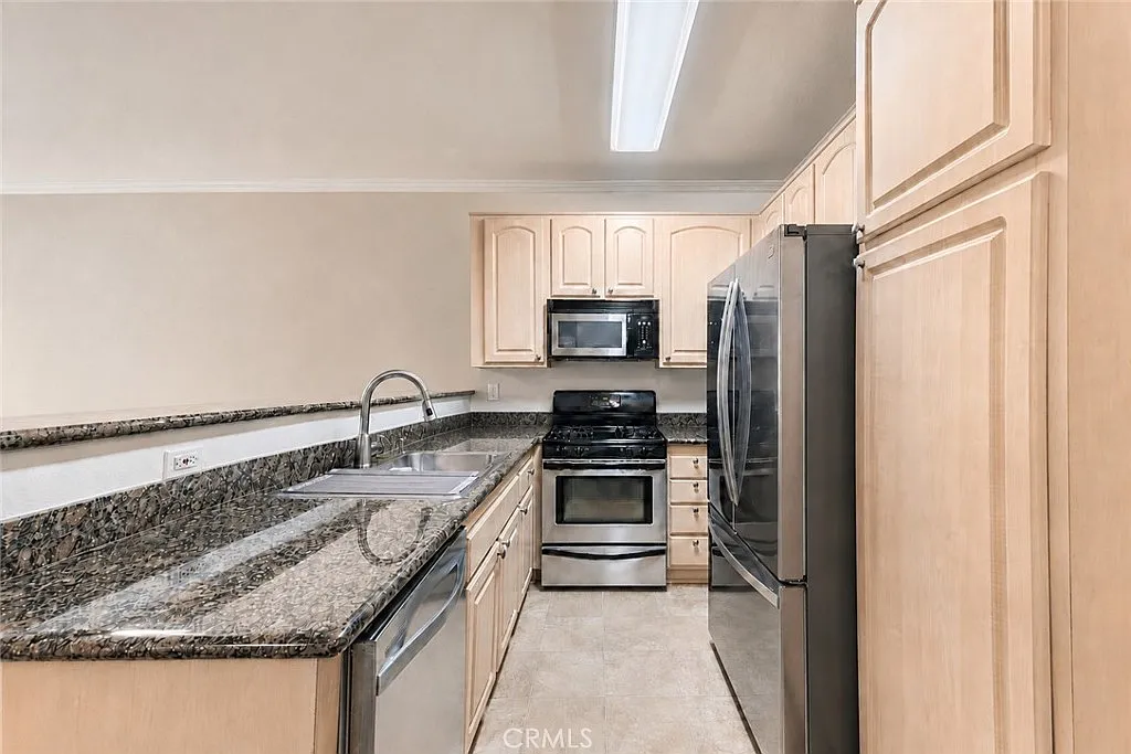 2 bed, 894 sqft, $3,300 — Photo 3