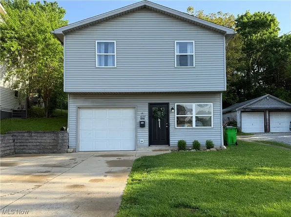 1027 W Hopocan Ave, Barberton, OH 44203