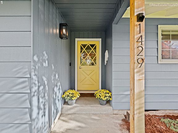 3rd image of 1429 NE Oleander Ln