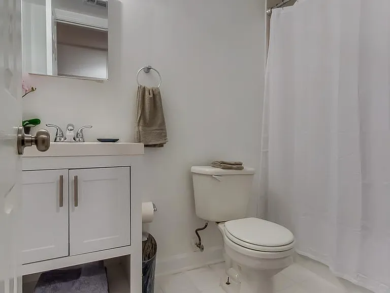 510 E St NE #B — Photo 13