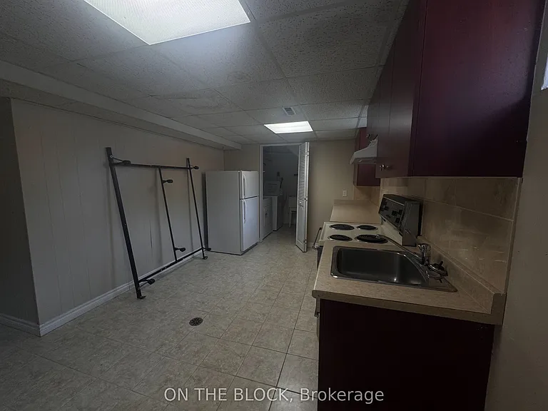 33 Harrington Cres — Photo 6