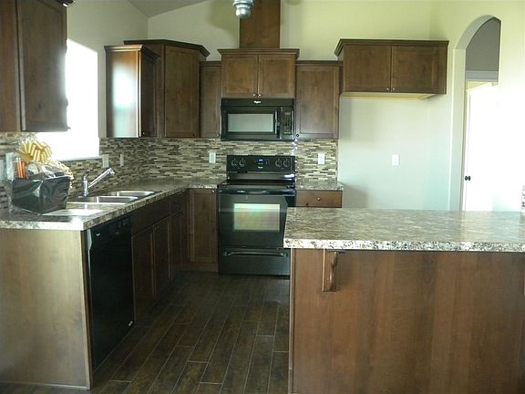 5th image of 902 22nd Ave E