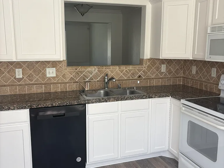 884 Liberty Ln — Photo 8