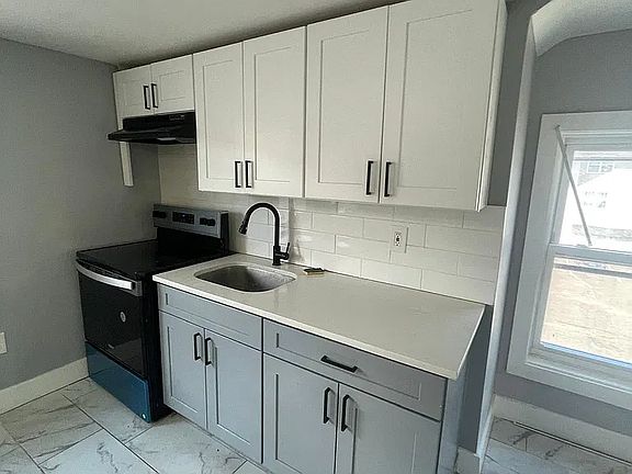 2nd image of 845 Garden St #B