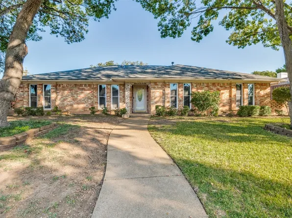 935 Hunters Creek Dr, Desoto, TX 75115