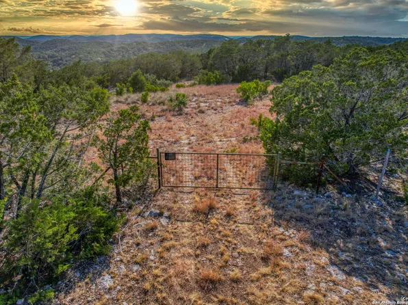 1013 S Ringtail Rd LOT 81, Leakey, TX 78873