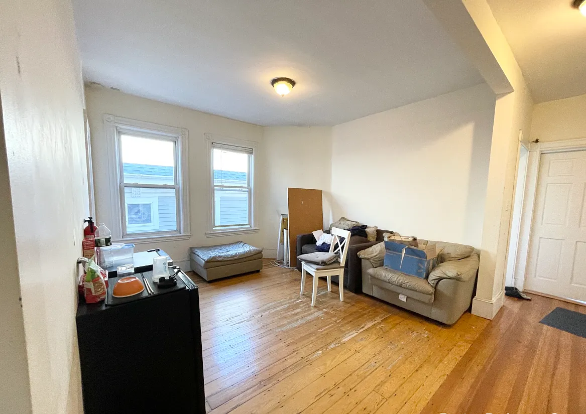 4 bed, 999 sqft, $4,000 — Photo 3