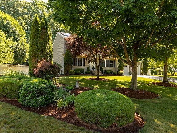 3rd image of 13 Candlewood Dr
