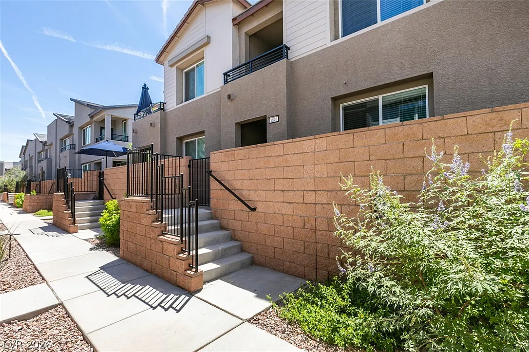 3 bed, 2.5 bath, 1784 sqft, $1,950 — Photo 1