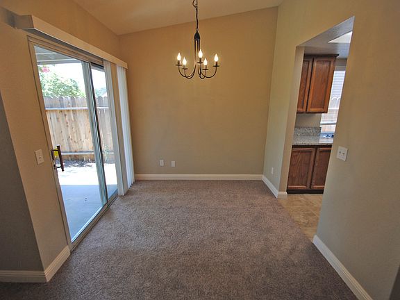 4th image of 527 Oakborough Ave