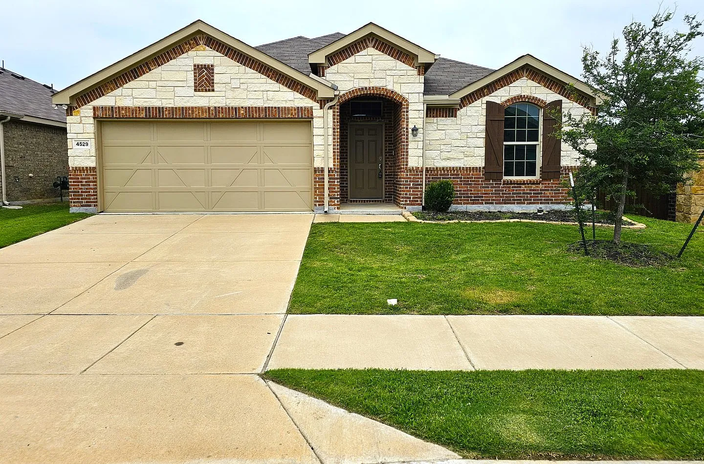 Beautiful 4 bedroom 2 Bathroom Home — Photo 2
