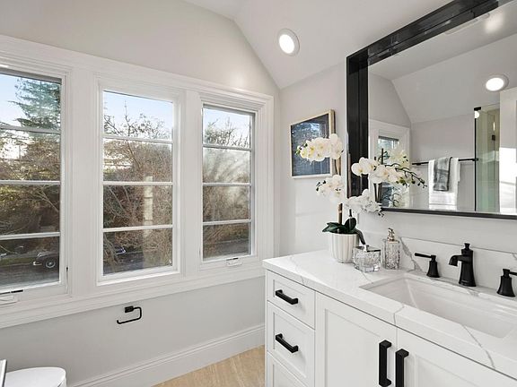 4th image of 2175 Oberlin St