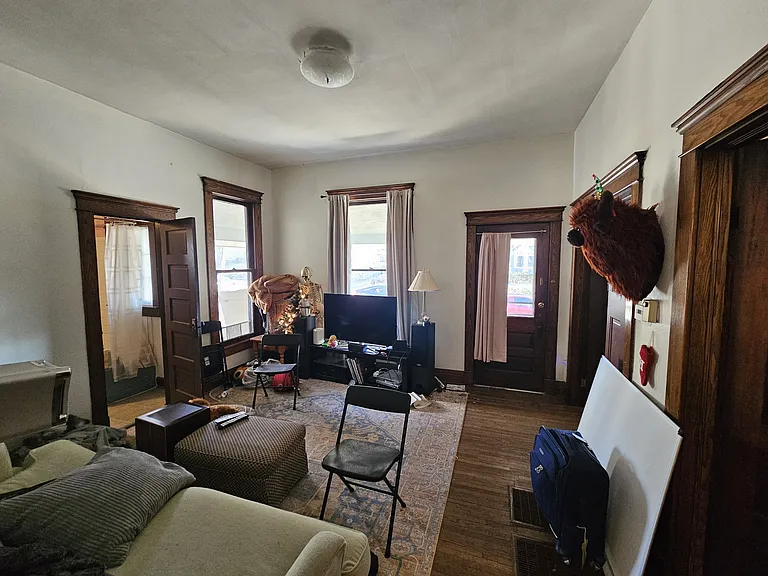 813 E University St — Photo 6