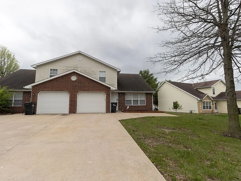 108-110 Elk Dr — Photo 2