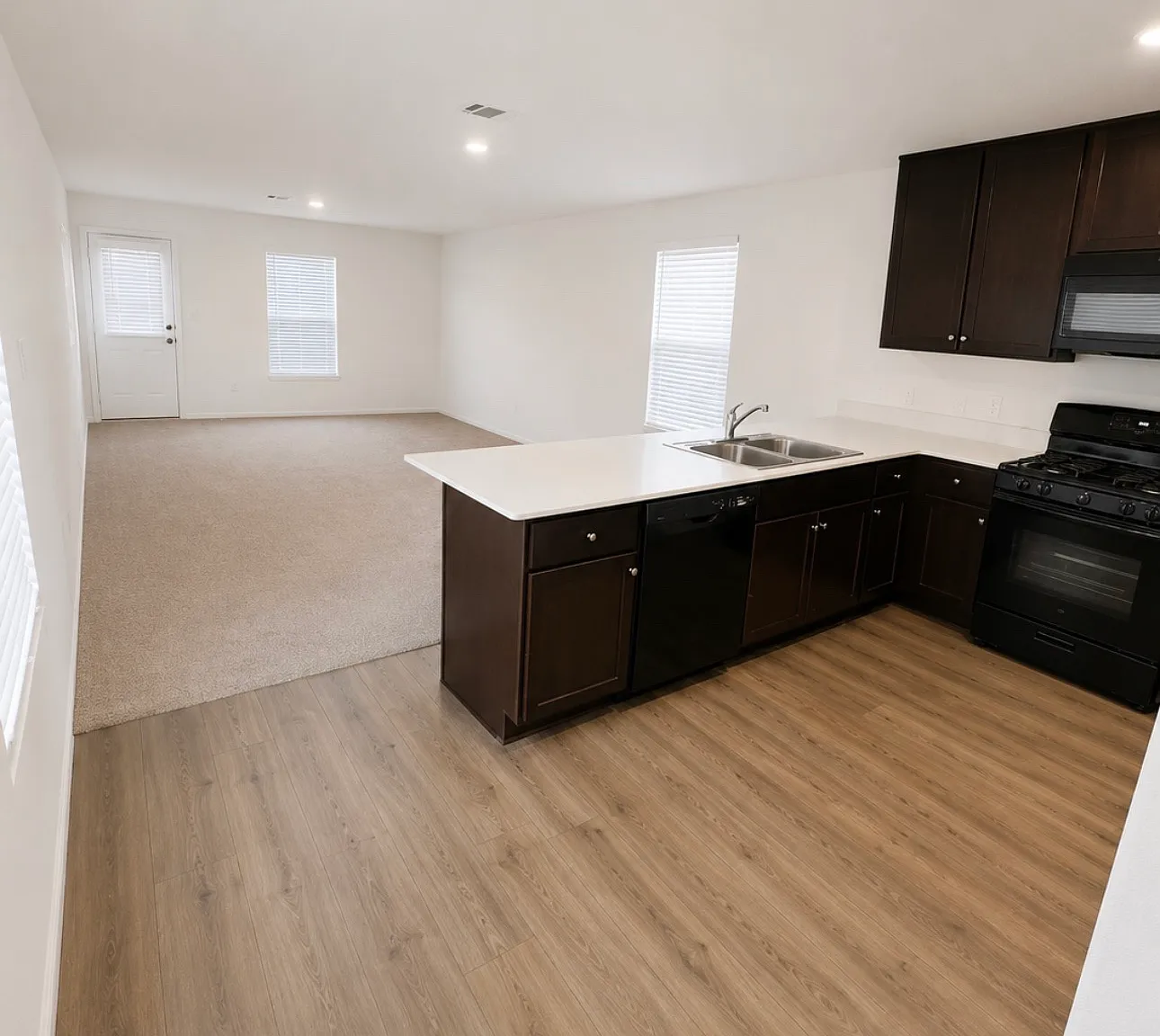 3 bed, 2.5 bath, 1468 sqft, $1,700 — Photo 2
