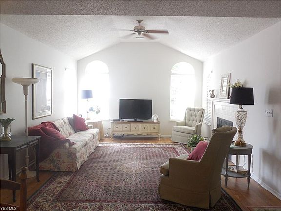 4th image of 70 Stratford Green Dr APT 2
