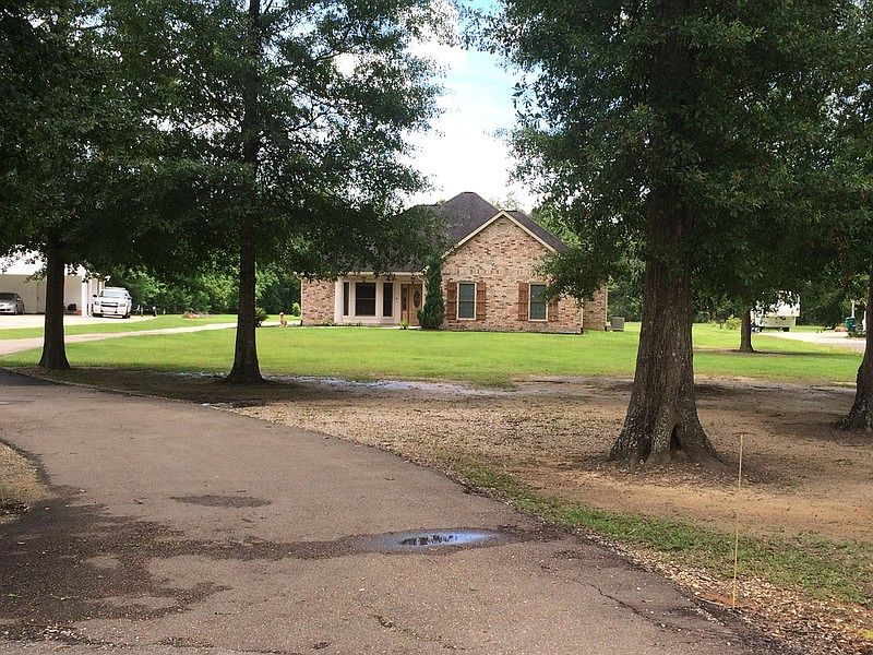 Beautiful Curving Driveway Entrance
						:
						Home sits about 200 feet off Yokum Road. Tranquil and Peaceful.