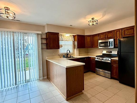 4th image of 418 Maple Glen Cir