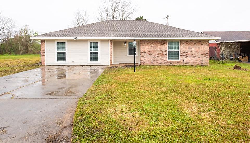 1st image of 2809 Clara Ln