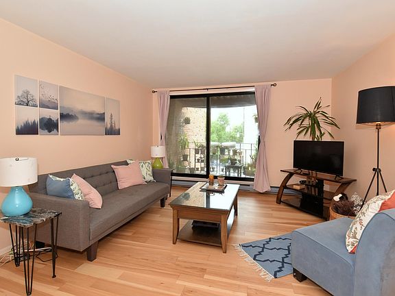 3rd image of 3838 N Oakland Ave APT 272