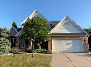 5589 Country Club Ln, Hamburg, NY 14075