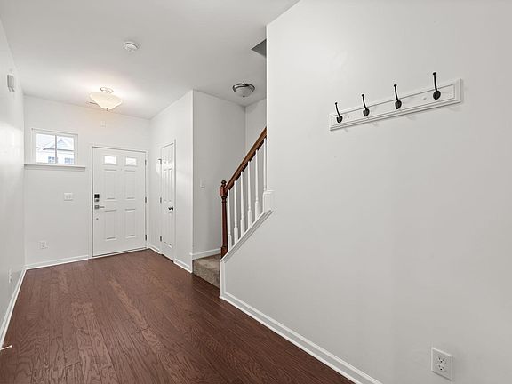 4th image of 401 Stone Flower Ln