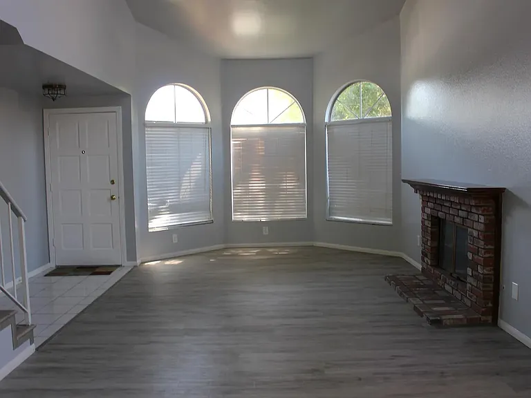 11634 Garrick Ave — Photo 3