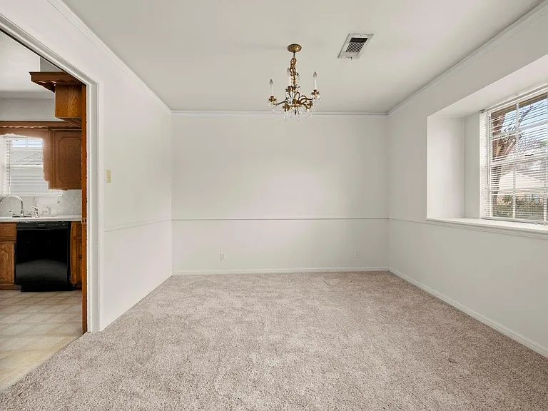 1039 Marcella St — Photo 6