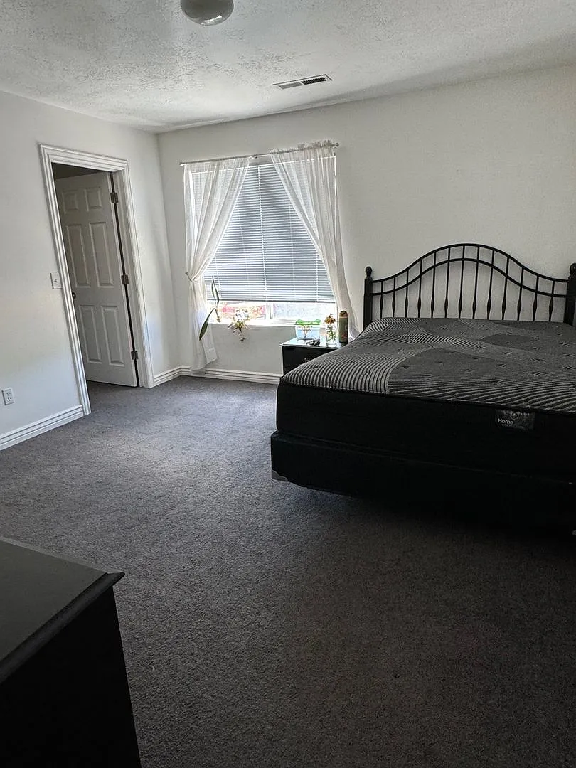 College Ave - 161 — Photo 3