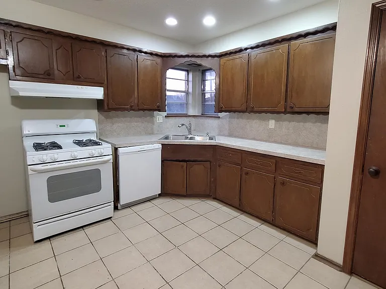 637 SW 13th St — Photo 2