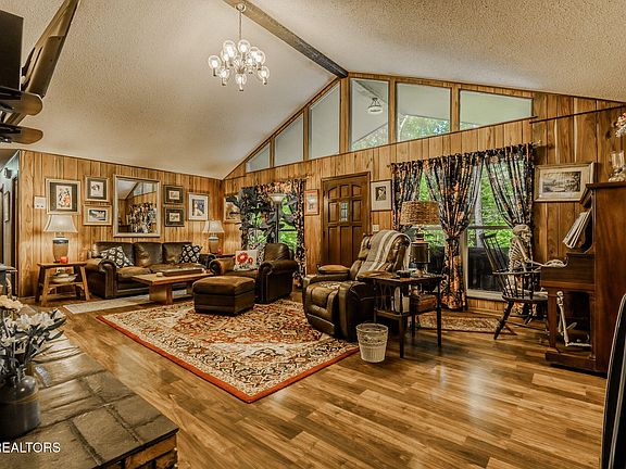 4th image of 543 Reba Ln