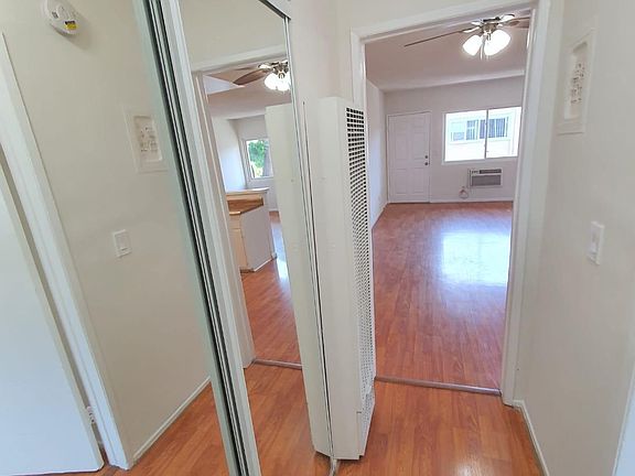 3rd image of 13961 Oxnard St