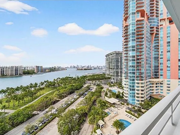 400 S Pointe Dr #1501 — Photo 12