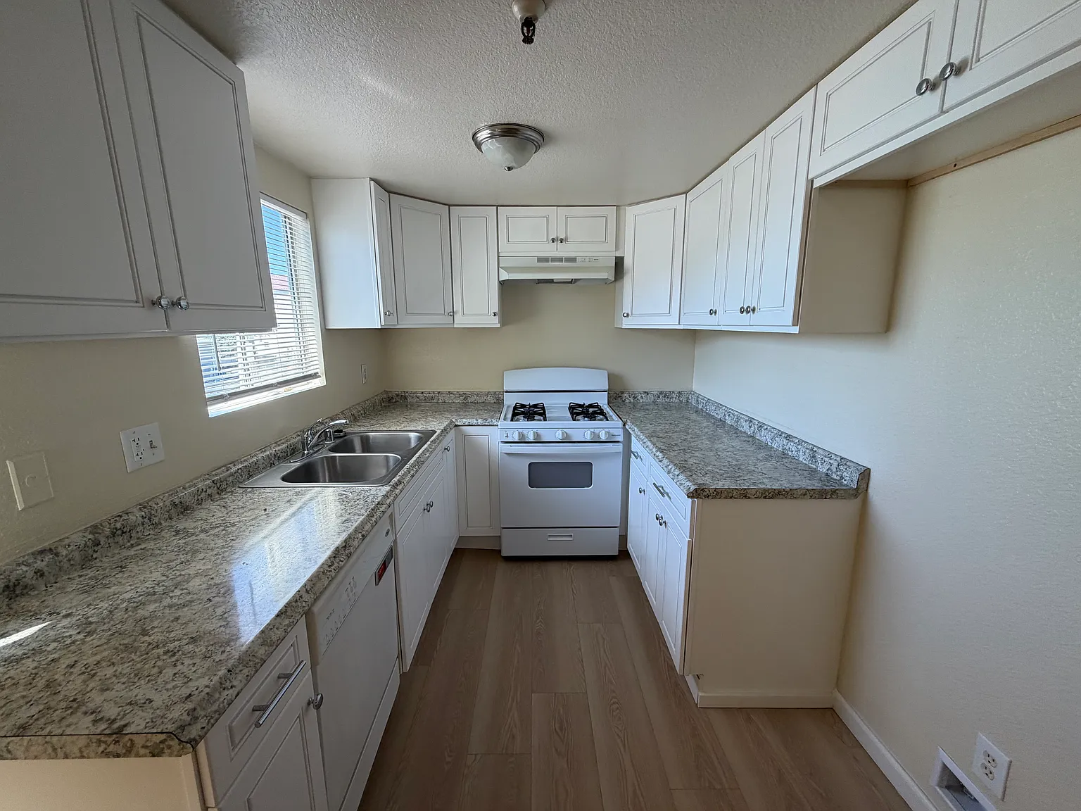 2 bed, 2.5 bath, 1300 sqft, $2,949 — Photo 4