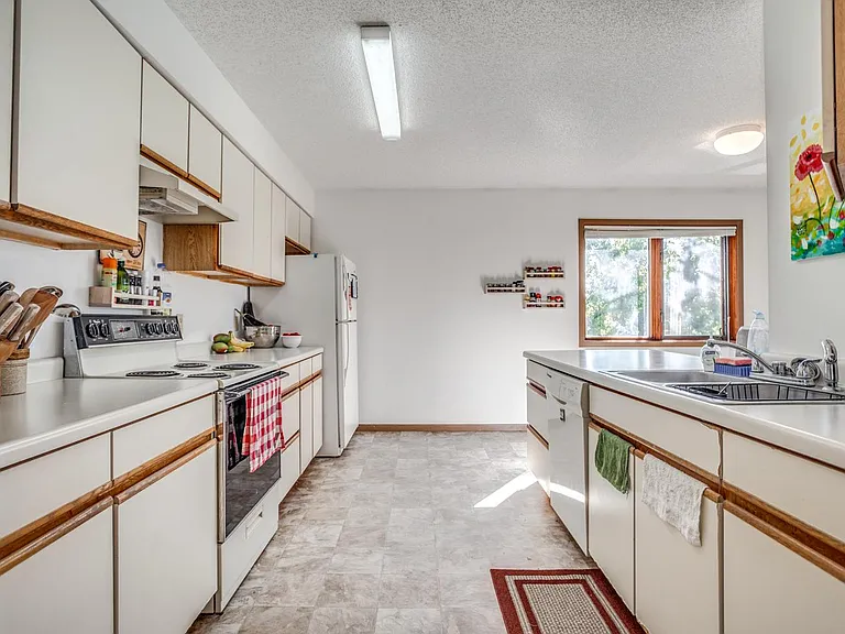 646 Ontario St SE — Photo 14