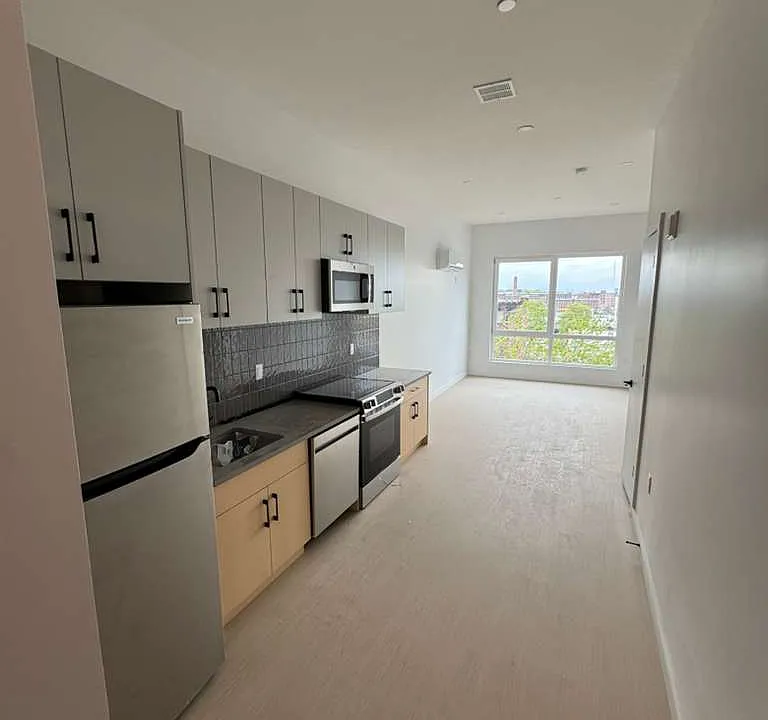 74 Webster St #5C