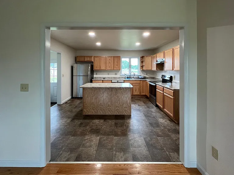 100 N Maple St — Photo 31