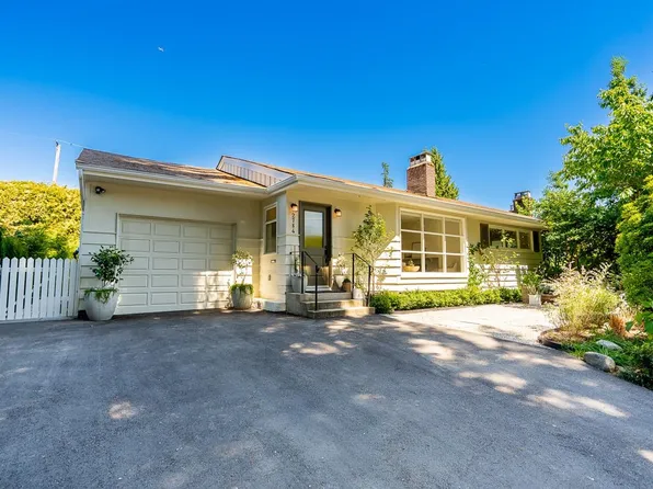 2784 Crescentview Dr, North Vancouver, BC V7R 2V1