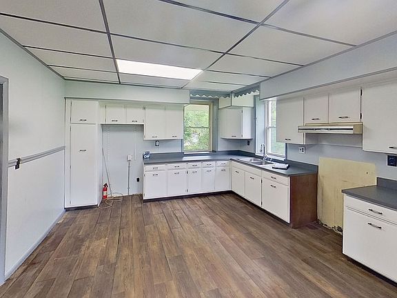 3rd image of 1500 Porters Rd